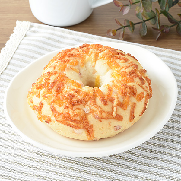 8月20日新発売】ベーコン&チーズベーグル／ファミリーマート