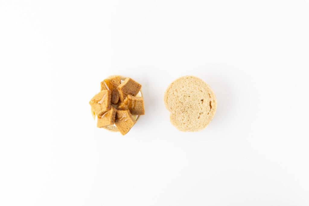 不揃い紅茶バウムにはちみつをかけたベーグル