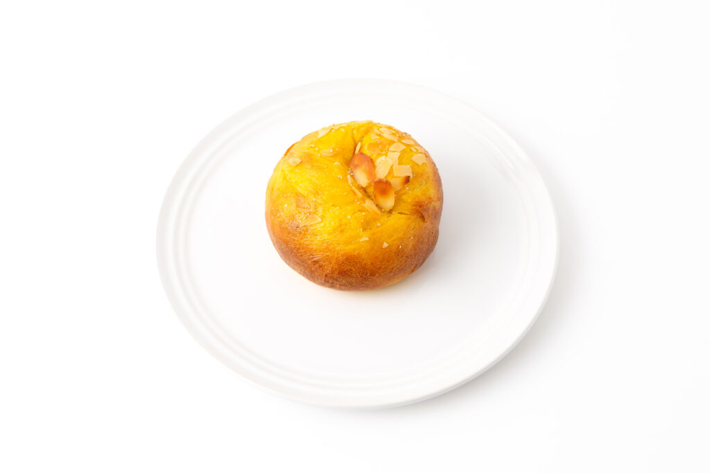 かぼちゃ生地のクリームチーズ