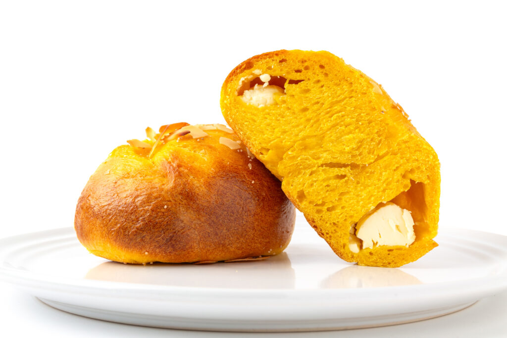 かぼちゃ生地のクリームチーズ